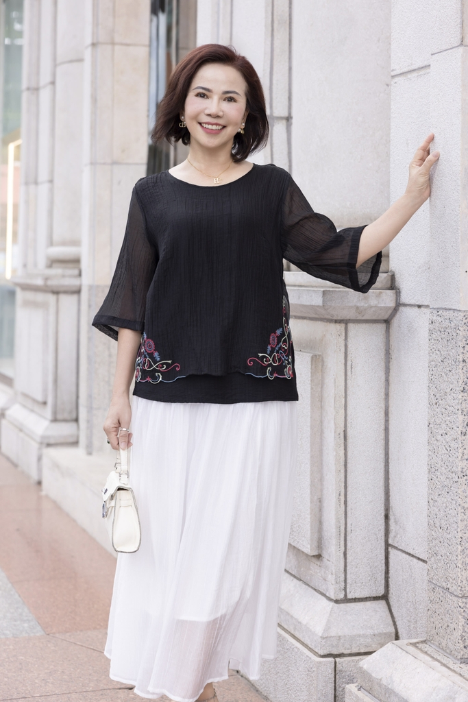 M COLLECTION | Áo Kiểu Nữ Trung Niên Tặng Mẹ, Bà Lụa Hàn Thêu Hoa 2 Lớp Cổ Tròn Tay Lỡ Xẻ Tà A12305LW01