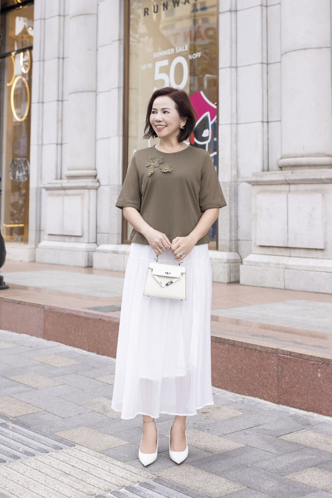 M COLLECTION | Áo Kiểu Nữ Trung Niên Tặng Mẹ Vải Thun Phối Lưới Đính Hoa 3D Cổ Tròn Tay Ngắn A12001LW01