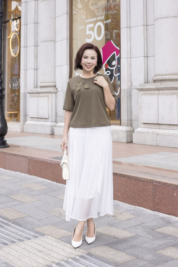 M COLLECTION | Áo Kiểu Nữ Trung Niên Tặng Mẹ Vải Thun Phối Lưới Đính Hoa 3D Cổ Tròn Tay Ngắn A12001LW01