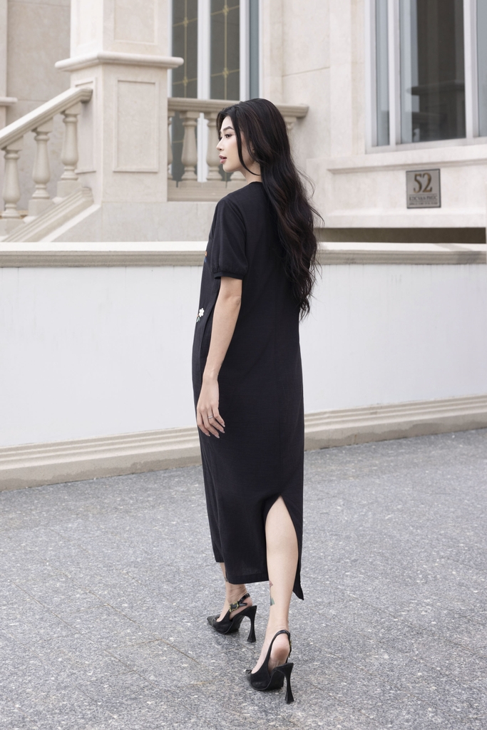 SWANLAKE | Váy Đầm Nữ Midi Suông Linen Thêu Hoa Tay Cổ Tròn Viền Thun Có Túi Xẻ Tà Công Sở Hè D12694LW01