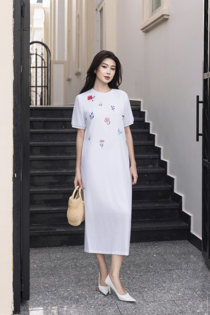 SWANLAKE | Váy Đầm Nữ Midi Suông Linen Thêu Hoa Tay Cổ Tròn Viền Thun Có Túi Xẻ Tà Công Sở Hè D12694LW01