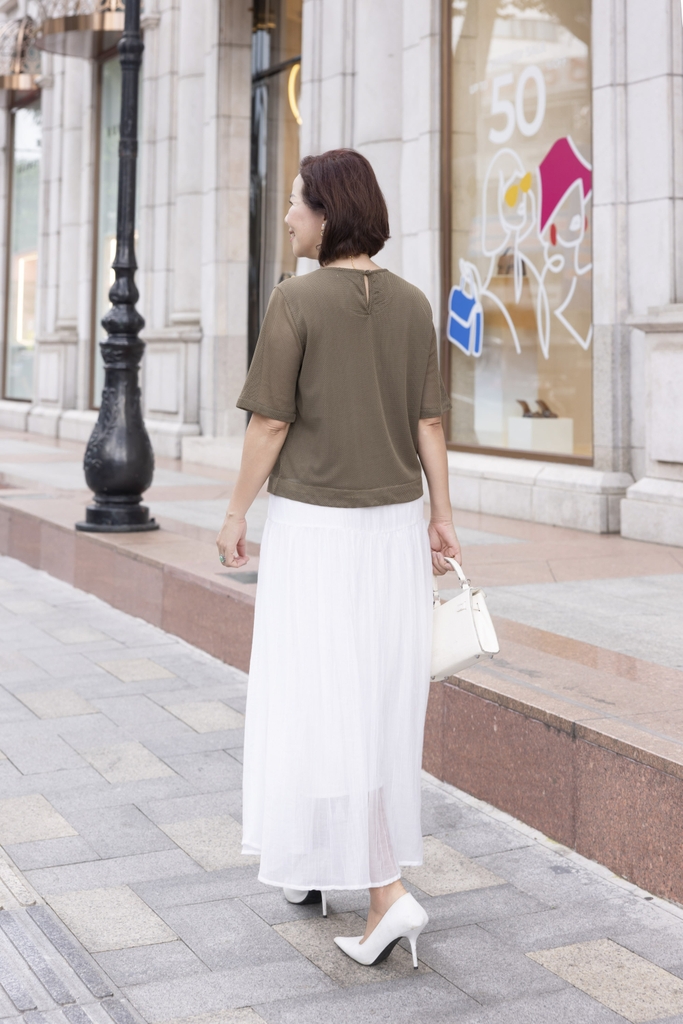 M COLLECTION | Áo Kiểu Nữ Trung Niên Tặng Mẹ Vải Thun Phối Lưới Đính Hoa 3D Cổ Tròn Tay Ngắn A12001LW01