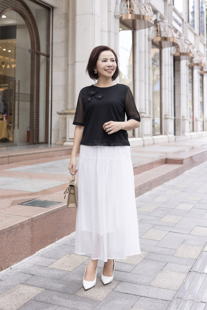 M COLLECTION | Áo Kiểu Nữ Trung Niên Tặng Mẹ Vải Thun Phối Lưới Đính Hoa 3D Cổ Tròn Tay Ngắn A12001LW01