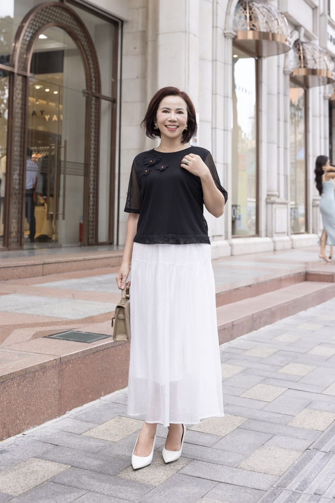 M COLLECTION | Áo Kiểu Nữ Trung Niên Tặng Mẹ Vải Thun Phối Lưới Đính Hoa 3D Cổ Tròn Tay Ngắn A12001LW01