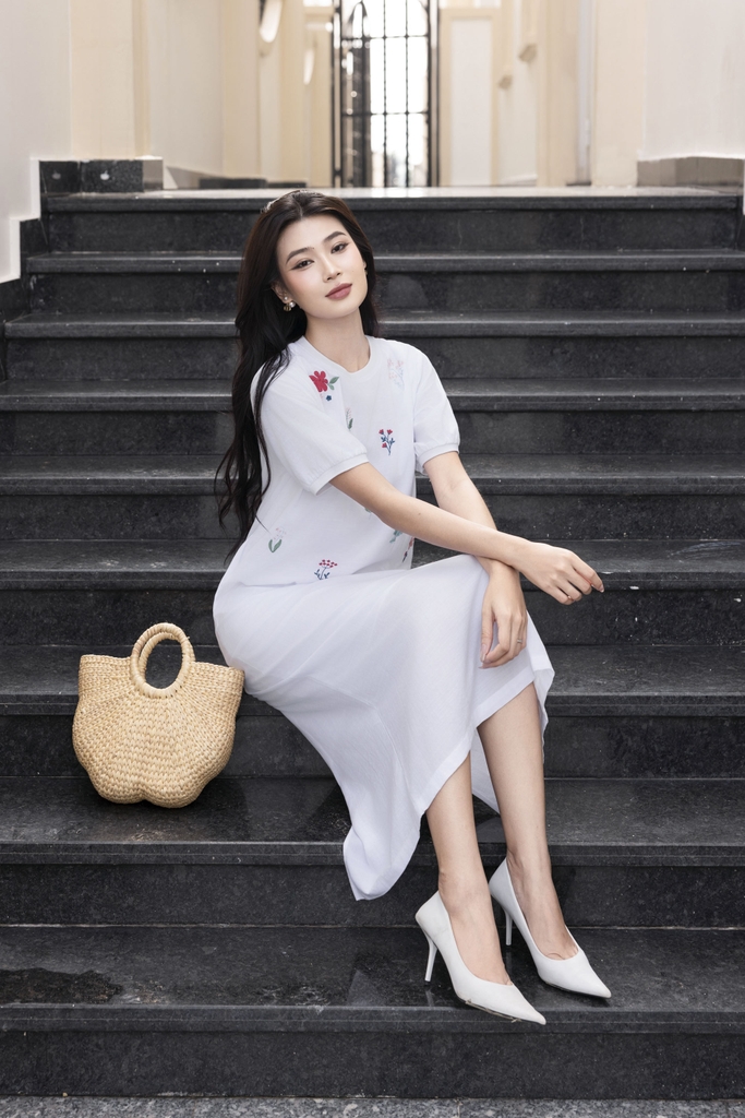 SWANLAKE | Váy Đầm Nữ Midi Suông Linen Thêu Hoa Tay Cổ Tròn Viền Thun Có Túi Xẻ Tà Công Sở Hè D12694LW01