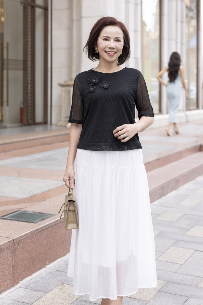 M COLLECTION | Áo Kiểu Nữ Trung Niên Tặng Mẹ Vải Thun Phối Lưới Đính Hoa 3D Cổ Tròn Tay Ngắn A12001LW01