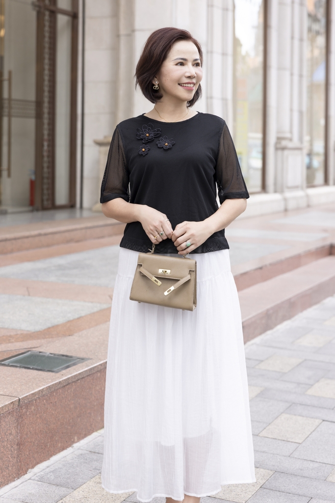 M COLLECTION | Áo Kiểu Nữ Trung Niên Tặng Mẹ Vải Thun Phối Lưới Đính Hoa 3D Cổ Tròn Tay Ngắn A12001LW01