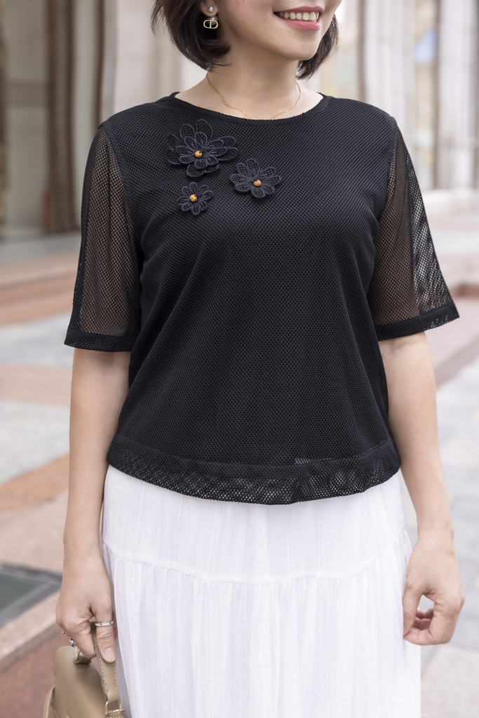 M COLLECTION | Áo Kiểu Nữ Trung Niên Tặng Mẹ Vải Thun Phối Lưới Đính Hoa 3D Cổ Tròn Tay Ngắn A12001LW01