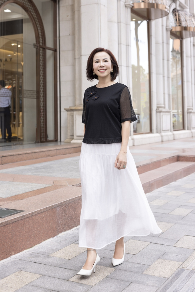 M COLLECTION | Áo Kiểu Nữ Trung Niên Tặng Mẹ Vải Thun Phối Lưới Đính Hoa 3D Cổ Tròn Tay Ngắn A12001LW01