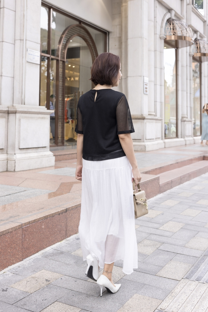 M COLLECTION | Áo Kiểu Nữ Trung Niên Tặng Mẹ Vải Thun Phối Lưới Đính Hoa 3D Cổ Tròn Tay Ngắn A12001LW01