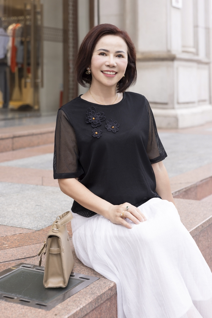 M COLLECTION | Áo Kiểu Nữ Trung Niên Tặng Mẹ Vải Thun Phối Lưới Đính Hoa 3D Cổ Tròn Tay Ngắn A12001LW01