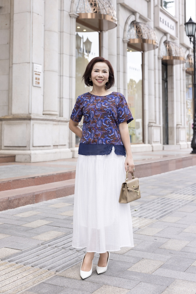 M COLLECTION | Áo Kiểu Nữ Trung Niên Tặng Mẹ, Bà Tay Ngắn Lụa Mango In Hoa Phối Lai Ren Thêu A12729LW01