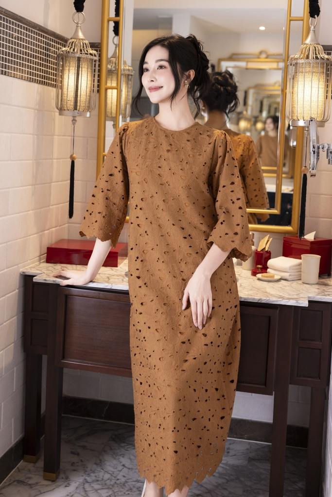 SWANLAKE | Váy Đầm Nữ Maxi Suông Vải Cotton Thêu Đục Lỗ Hè Cổ Tròn Tay Ren Lỡ Ống Loe Có Túi D12688LW01
