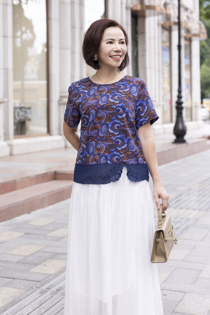 M COLLECTION | Áo Kiểu Nữ Trung Niên Tặng Mẹ, Bà Tay Ngắn Lụa Mango In Hoa Phối Lai Ren Thêu A12729LW01