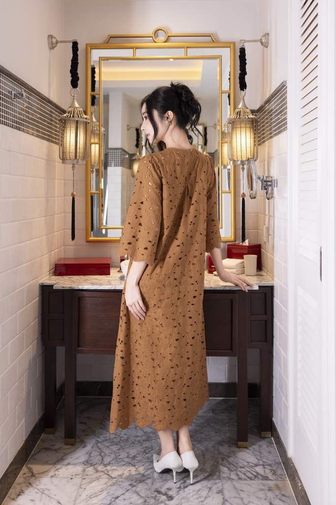 SWANLAKE | Váy Đầm Nữ Maxi Suông Vải Cotton Thêu Đục Lỗ Hè Cổ Tròn Tay Ren Lỡ Ống Loe Có Túi D12688LW01