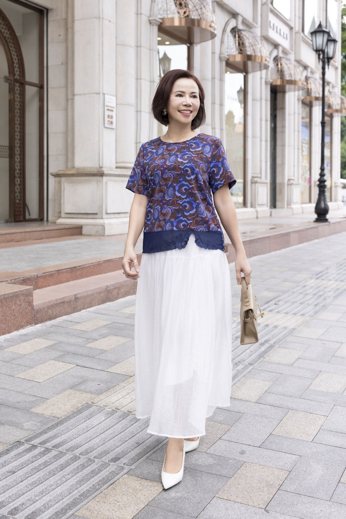 M COLLECTION | Áo Kiểu Nữ Trung Niên Tặng Mẹ, Bà Tay Ngắn Lụa Mango In Hoa Phối Lai Ren Thêu A12729LW01
