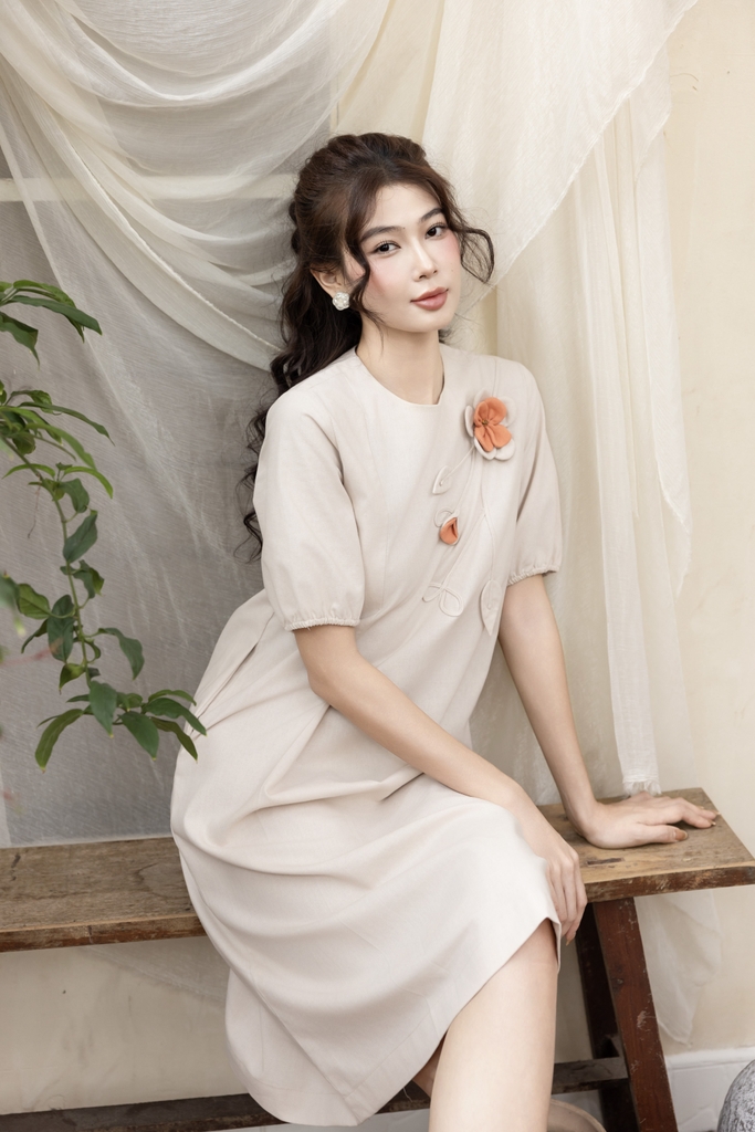 Swanlake | Váy Đầm Phom Suông Dài Qua Gối Linen Đính Hoa 3D - D12426LW01