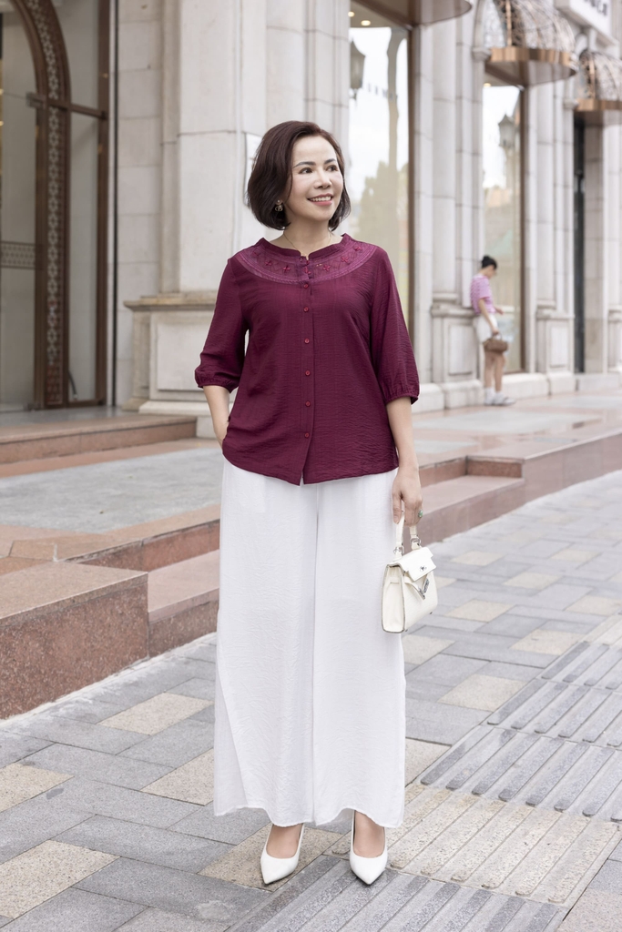 M COLLECTION | Áo Kiểu Nữ Trung Niên Tặng Mẹ Lụa Hàn Thêu Hoa Ren Cài Nút Tay Bo Chun Bí Lỡ A12701LW01