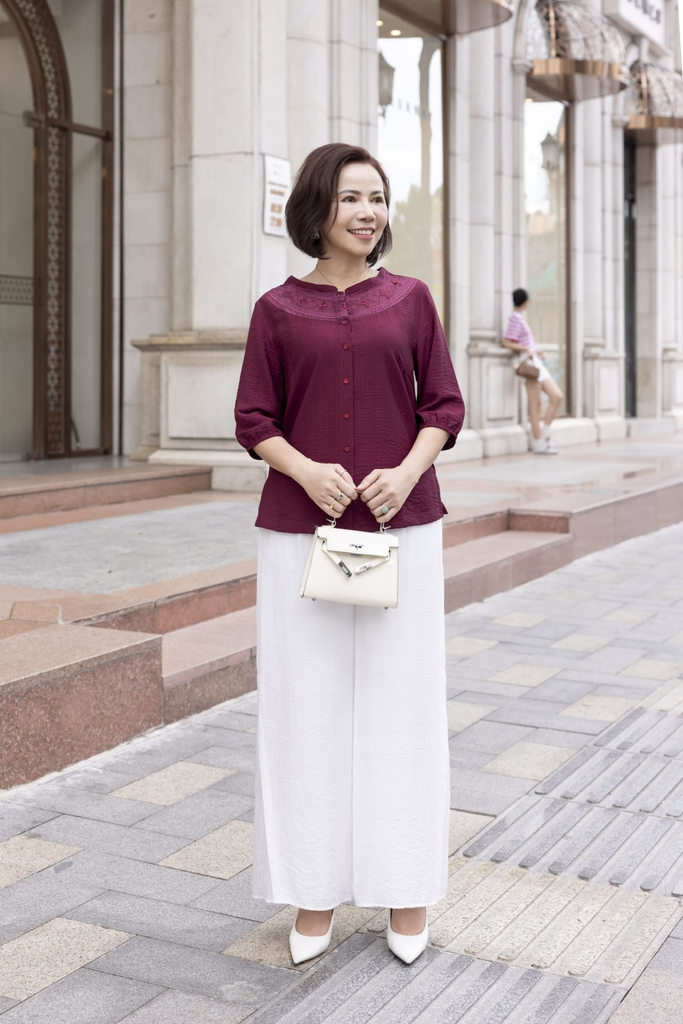 M COLLECTION | Áo Kiểu Nữ Trung Niên Tặng Mẹ Lụa Hàn Thêu Hoa Ren Cài Nút Tay Bo Chun Bí Lỡ A12701LW01