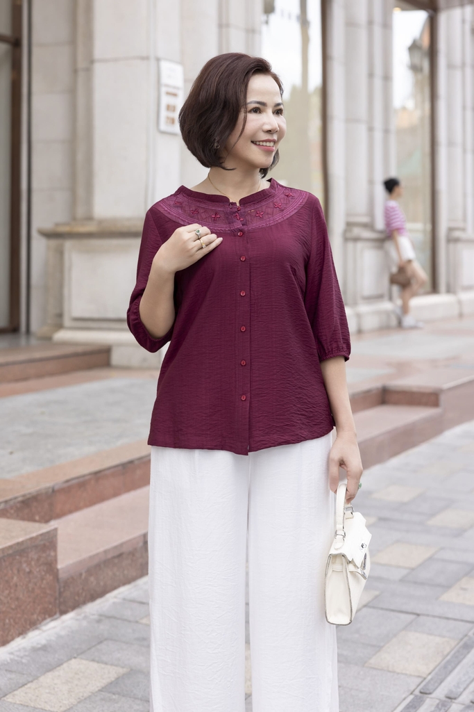 M COLLECTION | Áo Kiểu Nữ Trung Niên Tặng Mẹ Lụa Hàn Thêu Hoa Ren Cài Nút Tay Bo Chun Bí Lỡ A12701LW01
