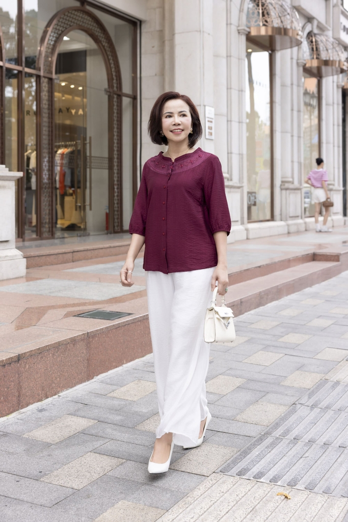 M COLLECTION | Áo Kiểu Nữ Trung Niên Tặng Mẹ Lụa Hàn Thêu Hoa Ren Cài Nút Tay Bo Chun Bí Lỡ A12701LW01