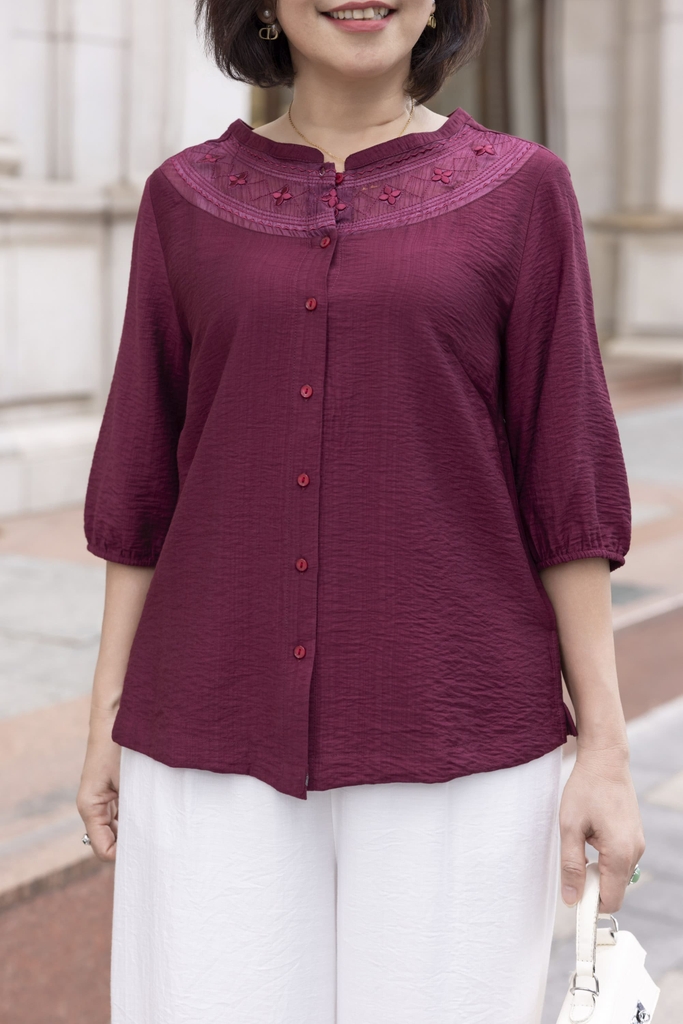 M COLLECTION | Áo Kiểu Nữ Trung Niên Tặng Mẹ Lụa Hàn Thêu Hoa Ren Cài Nút Tay Bo Chun Bí Lỡ A12701LW01