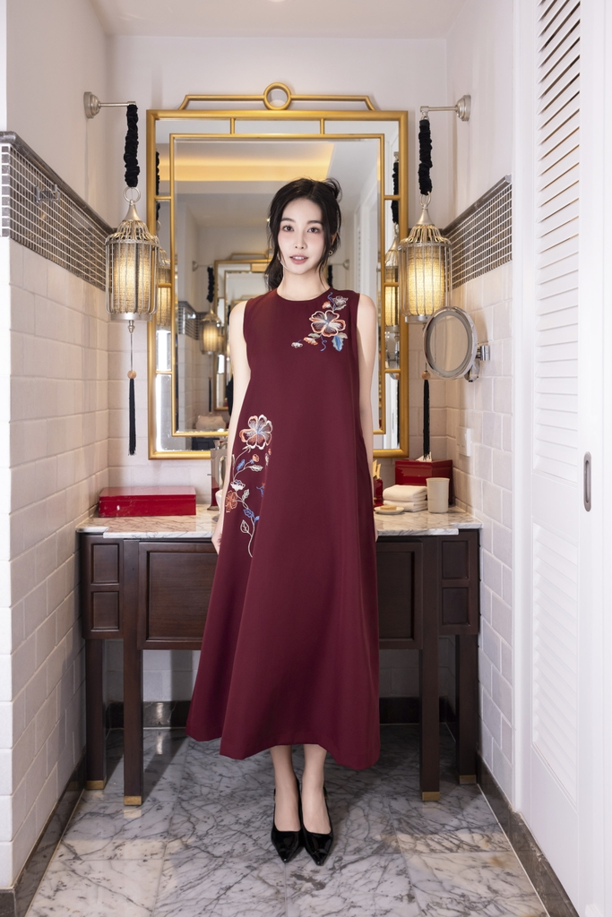 SWANLAKE | Váy Đầm Nữ Maxi Suông Sát Nách Có Túi In Hoa Hè Vải Lụa Dày Co Giãn Du Lịch Biển D12755LW01