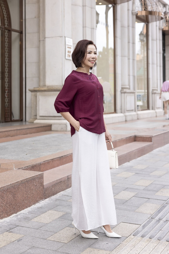 M COLLECTION | Áo Kiểu Nữ Trung Niên Tặng Mẹ Lụa Hàn Thêu Hoa Ren Cài Nút Tay Bo Chun Bí Lỡ A12701LW01