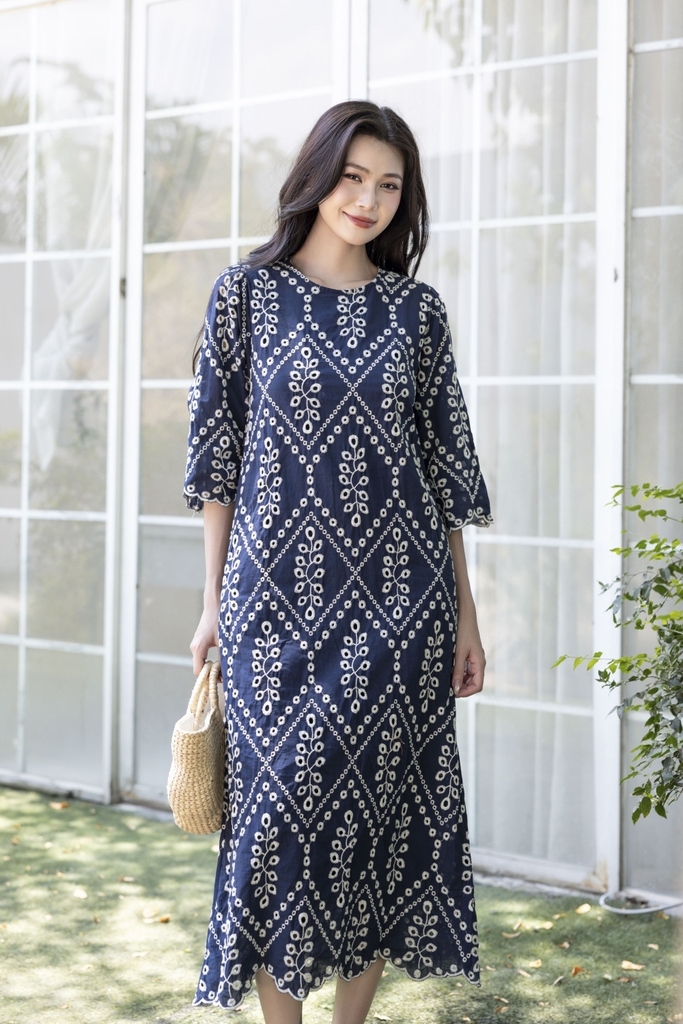 SWANLAKE | Váy Đầm Nữ Maxi Suông Vải Cotton Thêu Đục Lỗ Hè Cổ Tròn Tay Ren Lỡ Ống Loe Có Túi D12688LW01