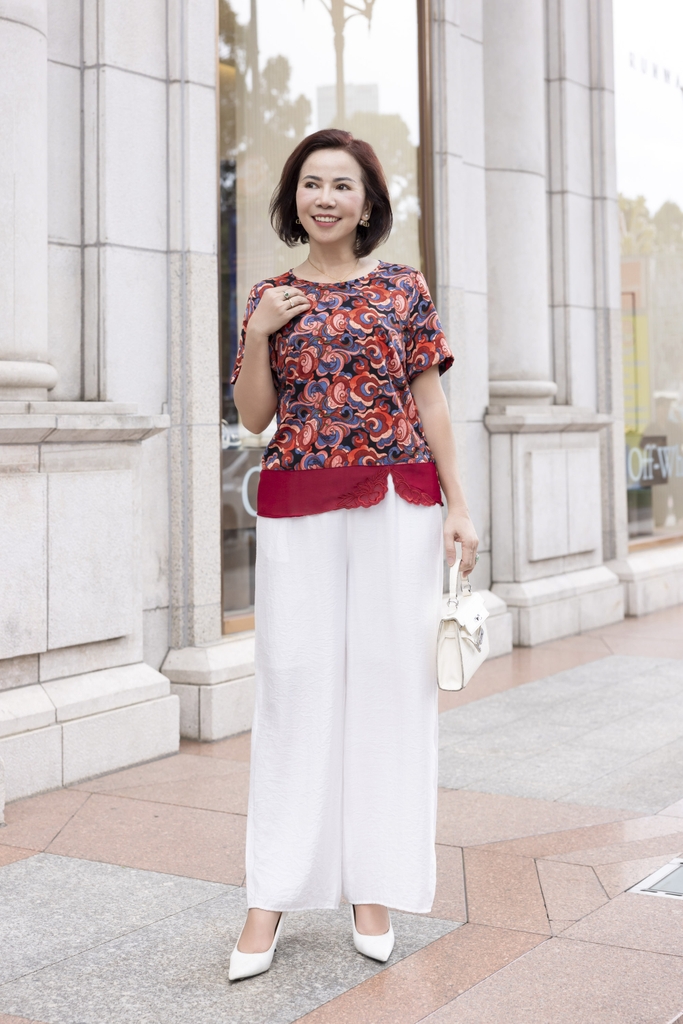 M COLLECTION | Áo Kiểu Nữ Trung Niên Tặng Mẹ, Bà Tay Ngắn Lụa Mango In Hoa Phối Lai Ren Thêu A12729LW01