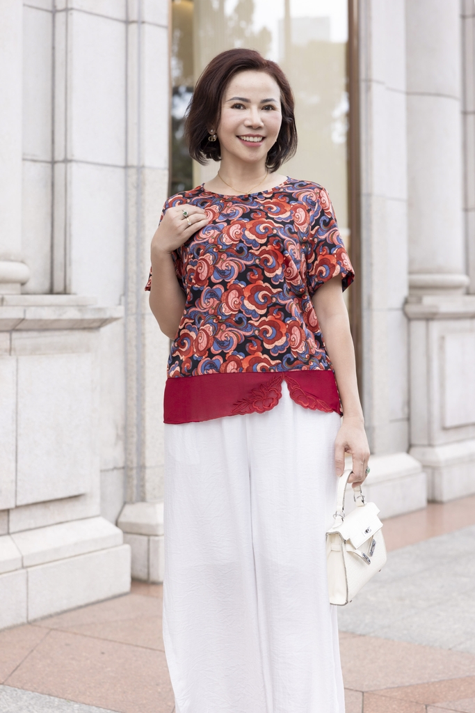 M COLLECTION | Áo Kiểu Nữ Trung Niên Tặng Mẹ, Bà Tay Ngắn Lụa Mango In Hoa Phối Lai Ren Thêu A12729LW01