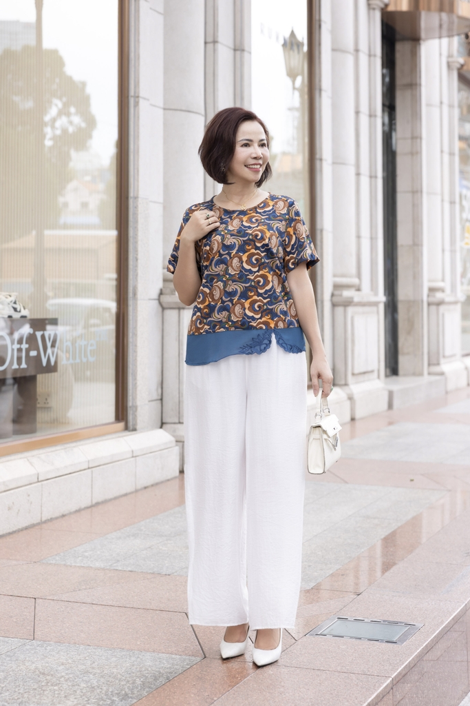 M COLLECTION | Áo Kiểu Nữ Trung Niên Tặng Mẹ, Bà Tay Ngắn Lụa Mango In Hoa Phối Lai Ren Thêu A12729LW01