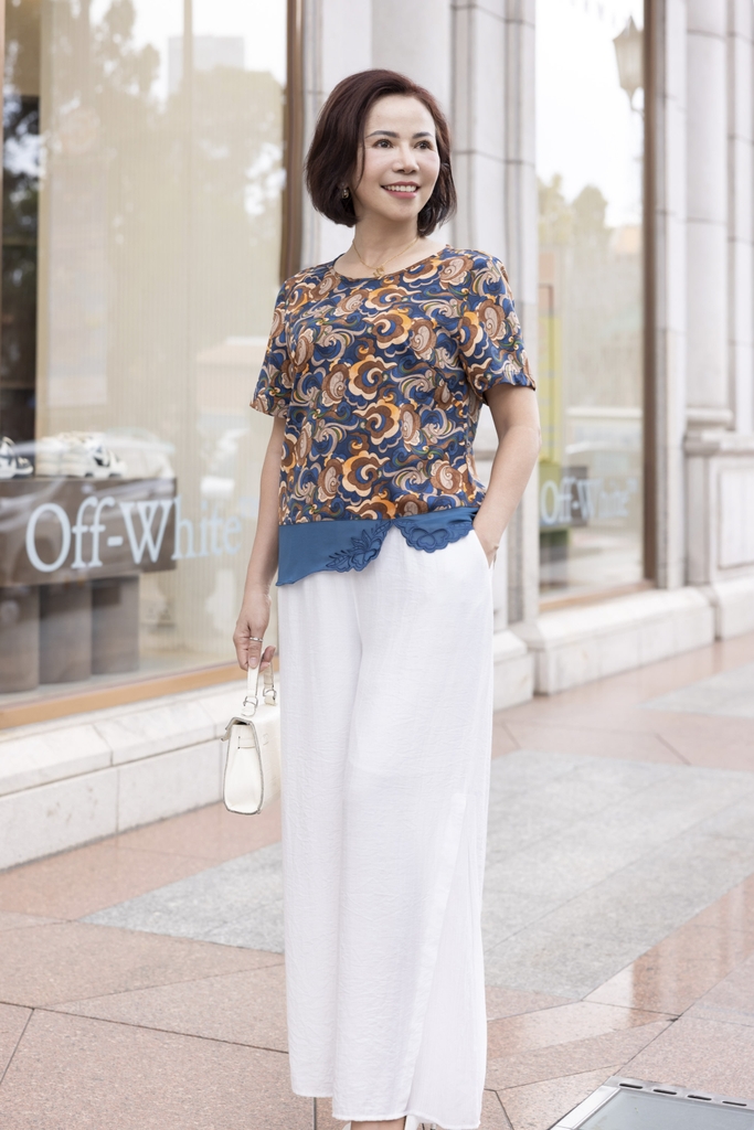 M COLLECTION | Áo Kiểu Nữ Trung Niên Tặng Mẹ, Bà Tay Ngắn Lụa Mango In Hoa Phối Lai Ren Thêu A12729LW01