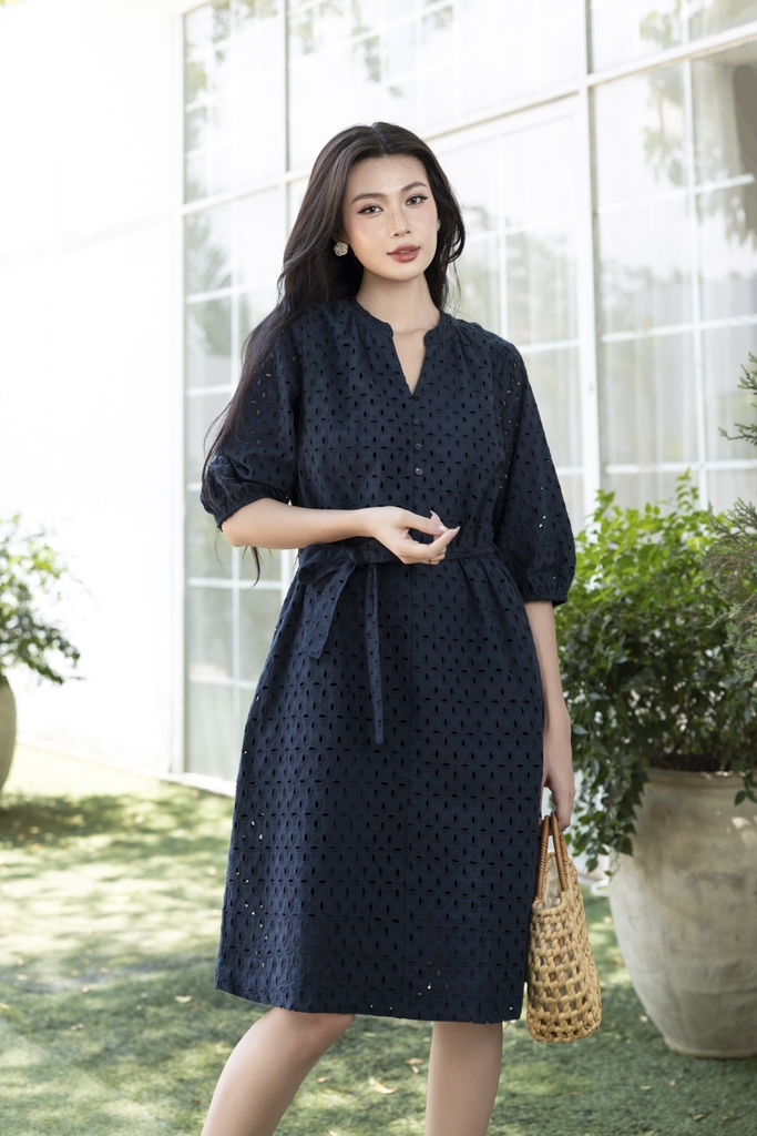 SWANLAKE | Váy Đầm Nữ Suông Cô Trụ Cài Nút Dây Thắt Eo Cotton Thêu Đục Lỗ Tay Bí Lỡ Có Túi D12671LW01