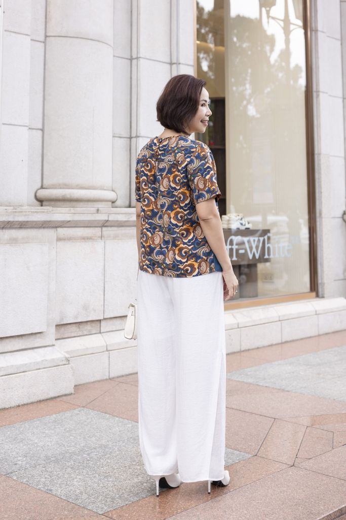 M COLLECTION | Áo Kiểu Nữ Trung Niên Tặng Mẹ, Bà Tay Ngắn Lụa Mango In Hoa Phối Lai Ren Thêu A12729LW01