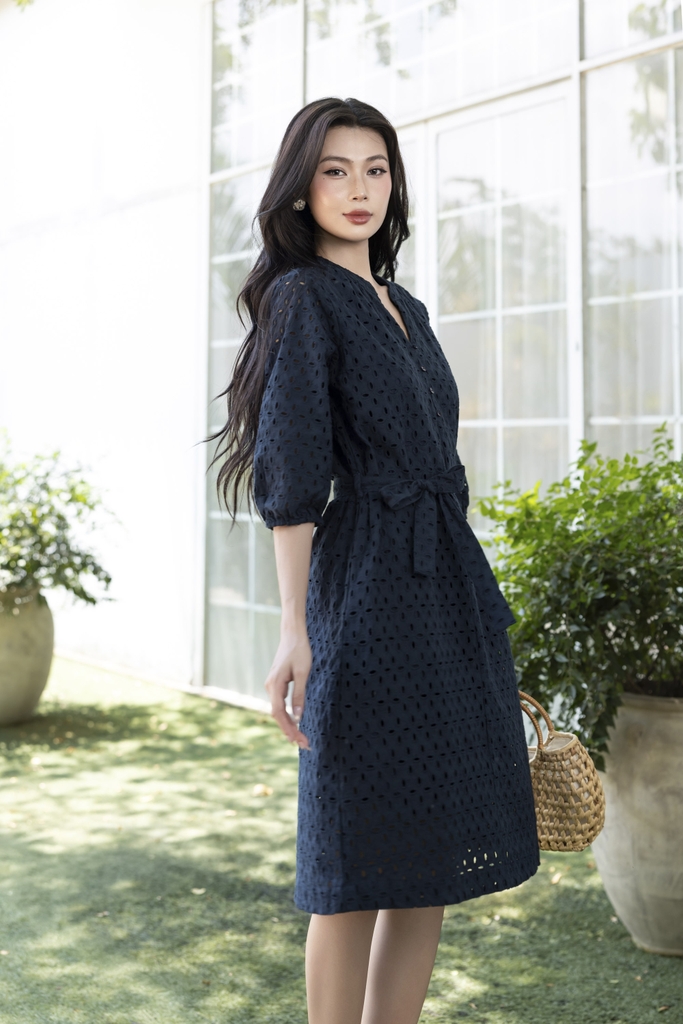 SWANLAKE | Váy Đầm Nữ Suông Cô Trụ Cài Nút Dây Thắt Eo Cotton Thêu Đục Lỗ Tay Bí Lỡ Có Túi D12671LW01