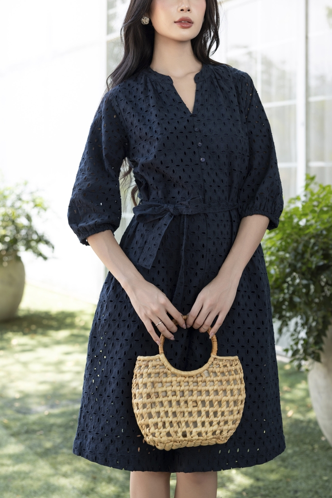 SWANLAKE | Váy Đầm Nữ Suông Cô Trụ Cài Nút Dây Thắt Eo Cotton Thêu Đục Lỗ Tay Bí Lỡ Có Túi D12671LW01