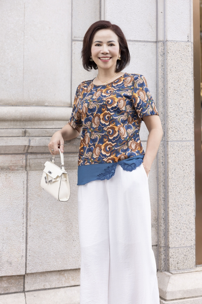 M COLLECTION | Áo Kiểu Nữ Trung Niên Tặng Mẹ, Bà Tay Ngắn Lụa Mango In Hoa Phối Lai Ren Thêu A12729LW01