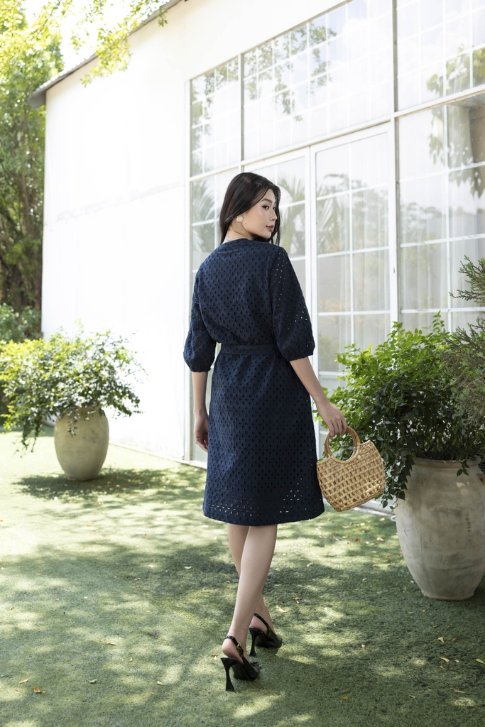 SWANLAKE | Váy Đầm Nữ Suông Cô Trụ Cài Nút Dây Thắt Eo Cotton Thêu Đục Lỗ Tay Bí Lỡ Có Túi D12671LW01