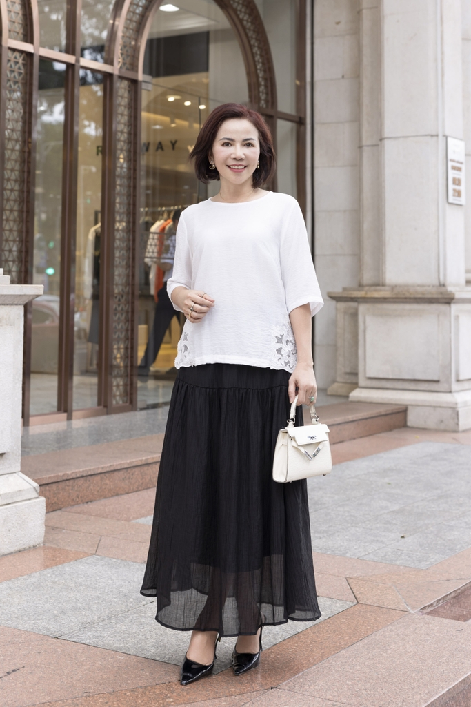 M COLLECTION | Áo Kiểu Nữ Trung Niên Tặng Mẹ Lụa Hàn Thêu Hoa Ren Lưới Cổ Tròn Tay Lỡ Xẻ Tà A12539LW01