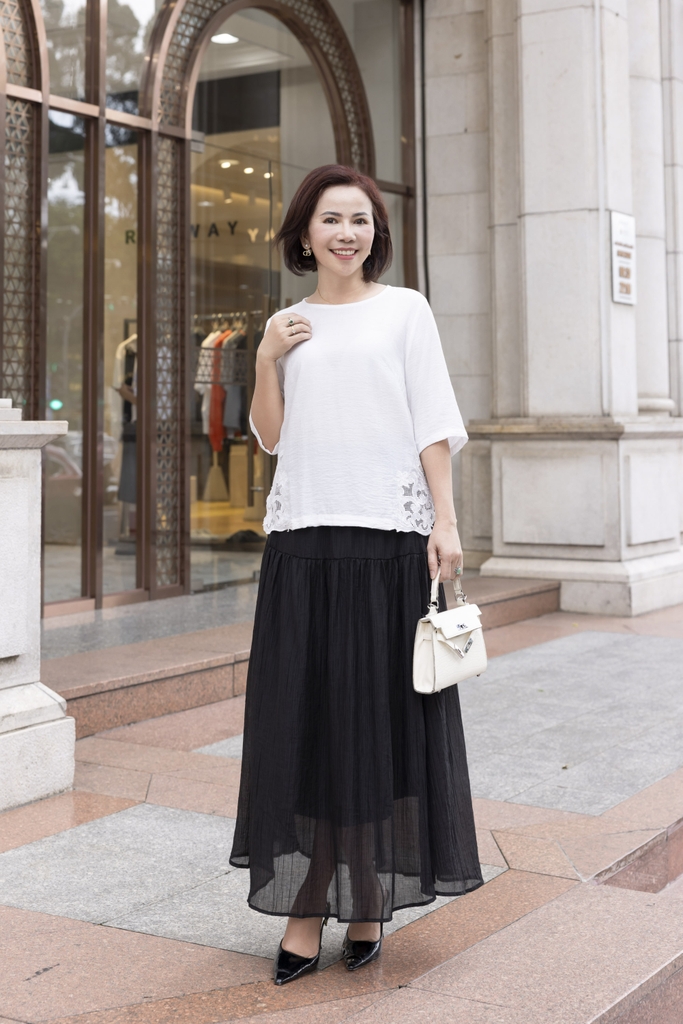 M COLLECTION | Áo Kiểu Nữ Trung Niên Tặng Mẹ Lụa Hàn Thêu Hoa Ren Lưới Cổ Tròn Tay Lỡ Xẻ Tà A12539LW01