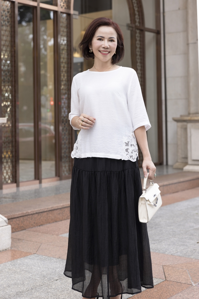 M COLLECTION | Áo Kiểu Nữ Trung Niên Tặng Mẹ Lụa Hàn Thêu Hoa Ren Lưới Cổ Tròn Tay Lỡ Xẻ Tà A12539LW01