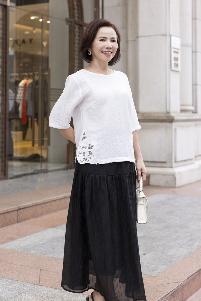 M COLLECTION | Áo Kiểu Nữ Trung Niên Tặng Mẹ Lụa Hàn Thêu Hoa Ren Lưới Cổ Tròn Tay Lỡ Xẻ Tà A12539LW01