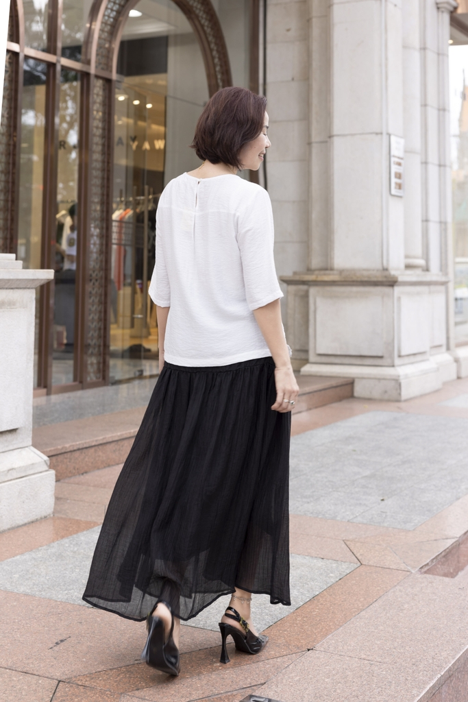 M COLLECTION | Áo Kiểu Nữ Trung Niên Tặng Mẹ Lụa Hàn Thêu Hoa Ren Lưới Cổ Tròn Tay Lỡ Xẻ Tà A12539LW01