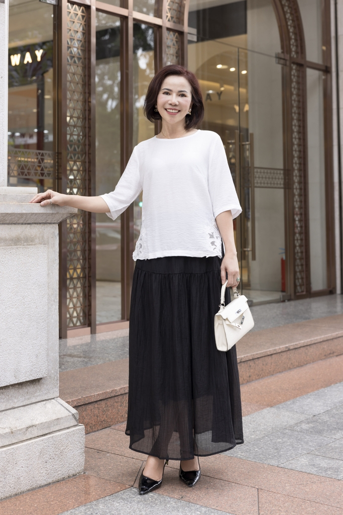 M COLLECTION | Áo Kiểu Nữ Trung Niên Tặng Mẹ Lụa Hàn Thêu Hoa Ren Lưới Cổ Tròn Tay Lỡ Xẻ Tà A12539LW01