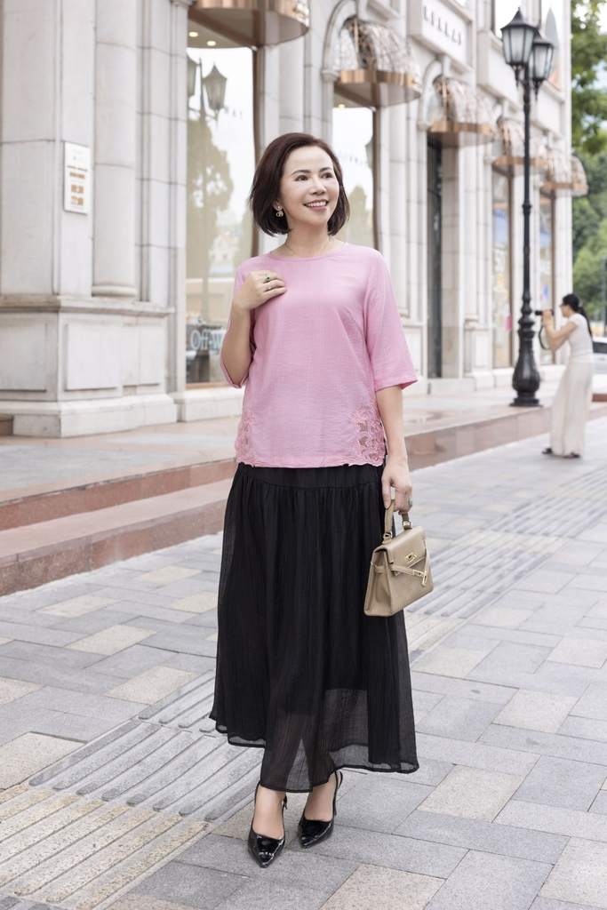 M COLLECTION | Áo Kiểu Nữ Trung Niên Tặng Mẹ Lụa Hàn Thêu Hoa Ren Lưới Cổ Tròn Tay Lỡ Xẻ Tà A12539LW01