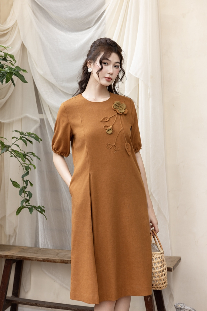 Swanlake | Váy Đầm Phom Suông Dài Qua Gối Linen Đính Hoa 3D - D12426LW01