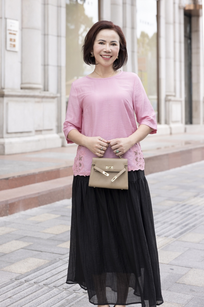 M COLLECTION | Áo Kiểu Nữ Trung Niên Tặng Mẹ Lụa Hàn Thêu Hoa Ren Lưới Cổ Tròn Tay Lỡ Xẻ Tà A12539LW01