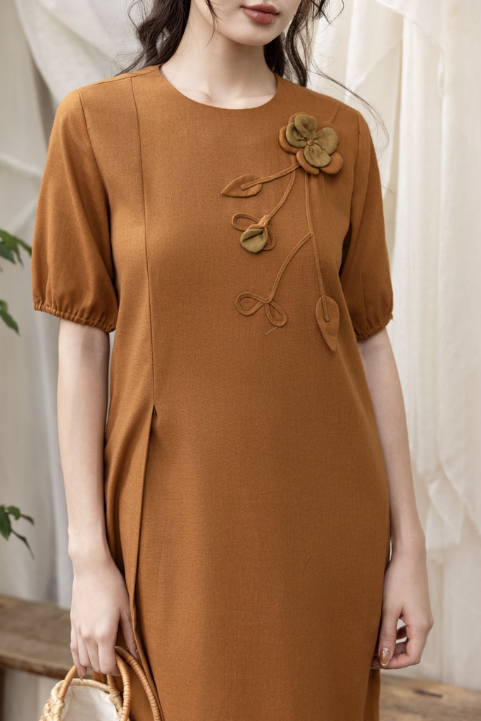 Swanlake | Váy Đầm Phom Suông Dài Qua Gối Linen Đính Hoa 3D - D12426LW01