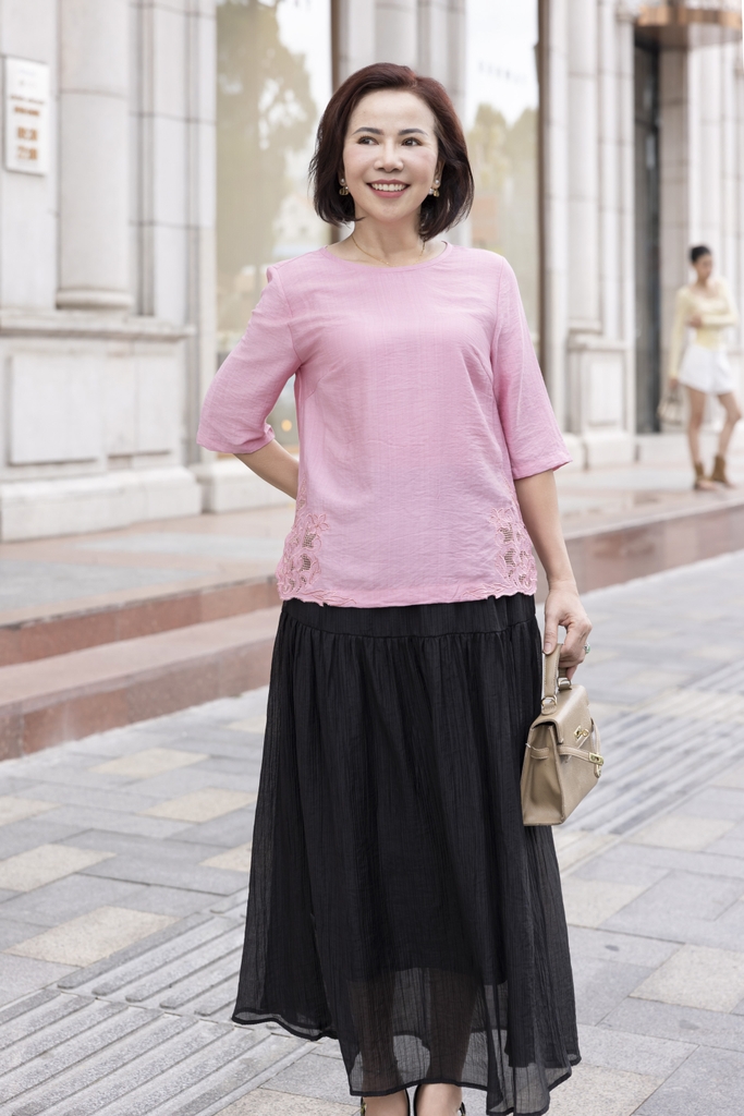 M COLLECTION | Áo Kiểu Nữ Trung Niên Tặng Mẹ Lụa Hàn Thêu Hoa Ren Lưới Cổ Tròn Tay Lỡ Xẻ Tà A12539LW01